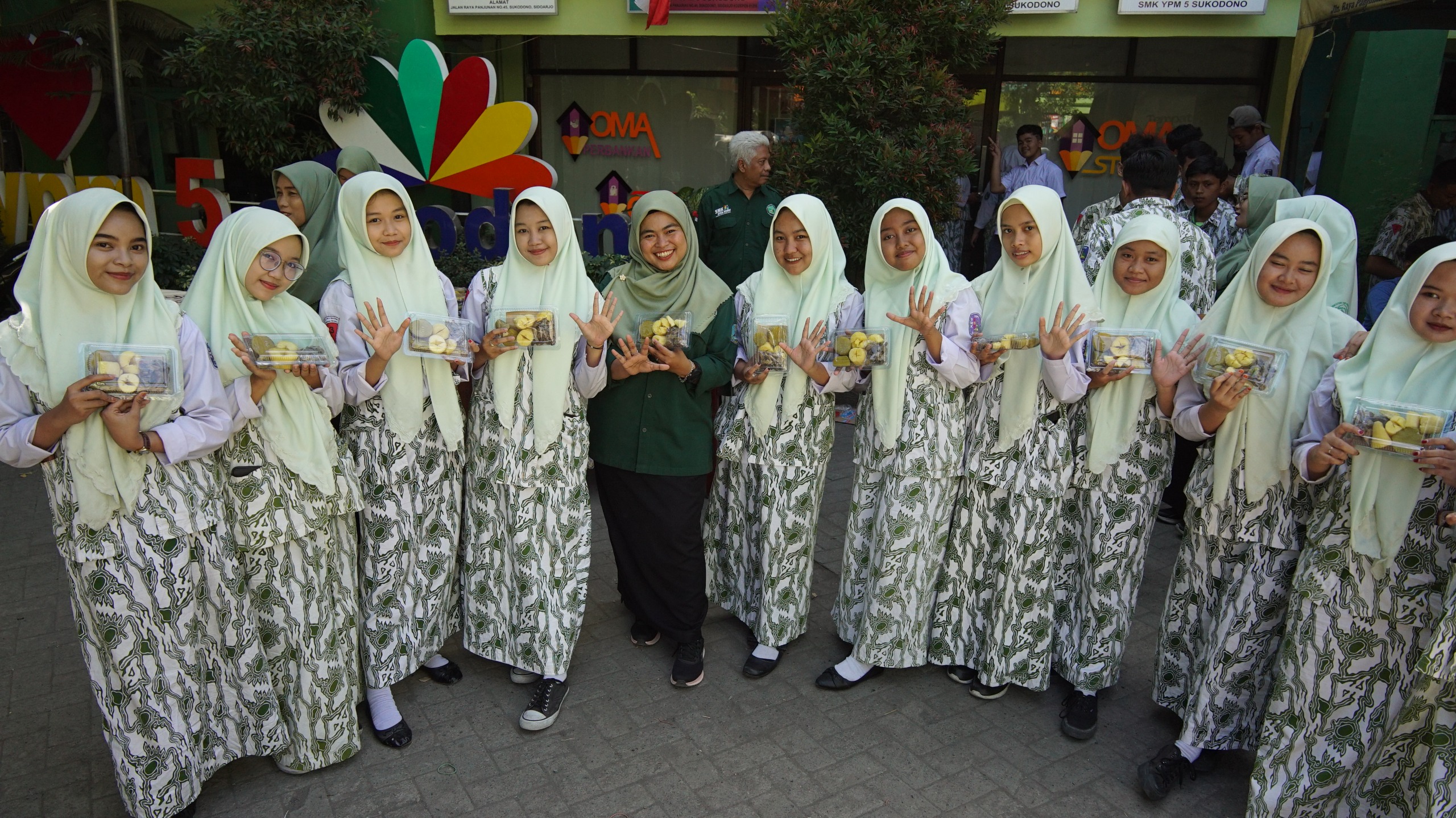 Bersama-sama menikmati polo pendem—umbi-umbian yang tumbuh di dalam tanah—sebagai simbol kerendahan hati dan kebersamaan.